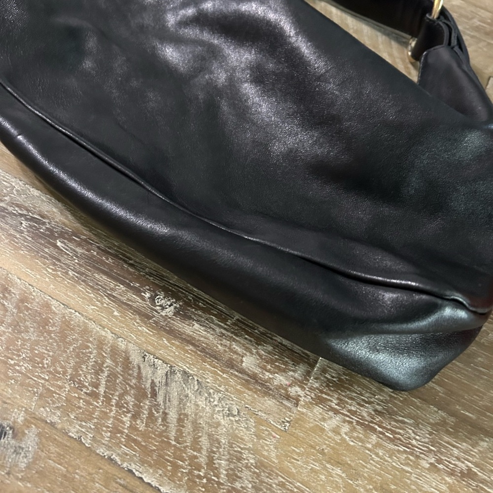 Gucci Elegant Black Leather Handbag - Picture 3 of 3